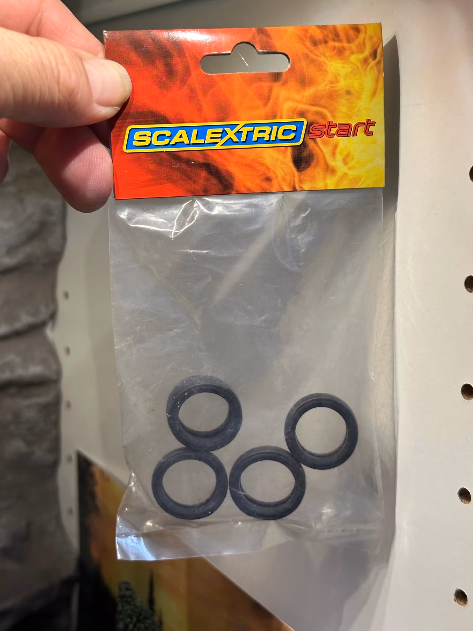 Skala 1/32 Accessories/Tillbehör W10128 t Scalextric: Däck/Tyres i 4-pack