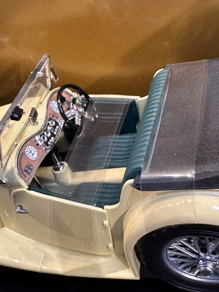 Skala 1/18 1947 MG TC Midget fr Lucky Diecast - Road Signature series