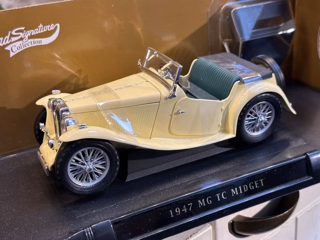 Skala 1/18 1947 MG TC Midget fr Lucky Diecast - Road Signature series