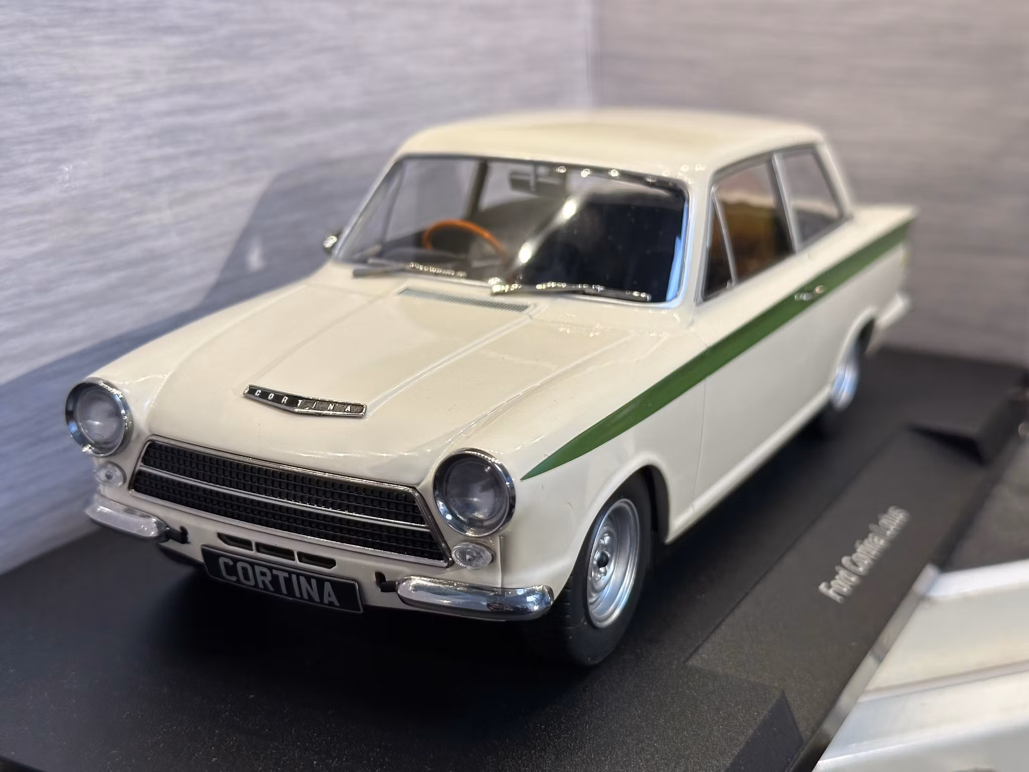 Skala 1/18 Ford Cortina Lotus White/green fr MCG/Model Car Group