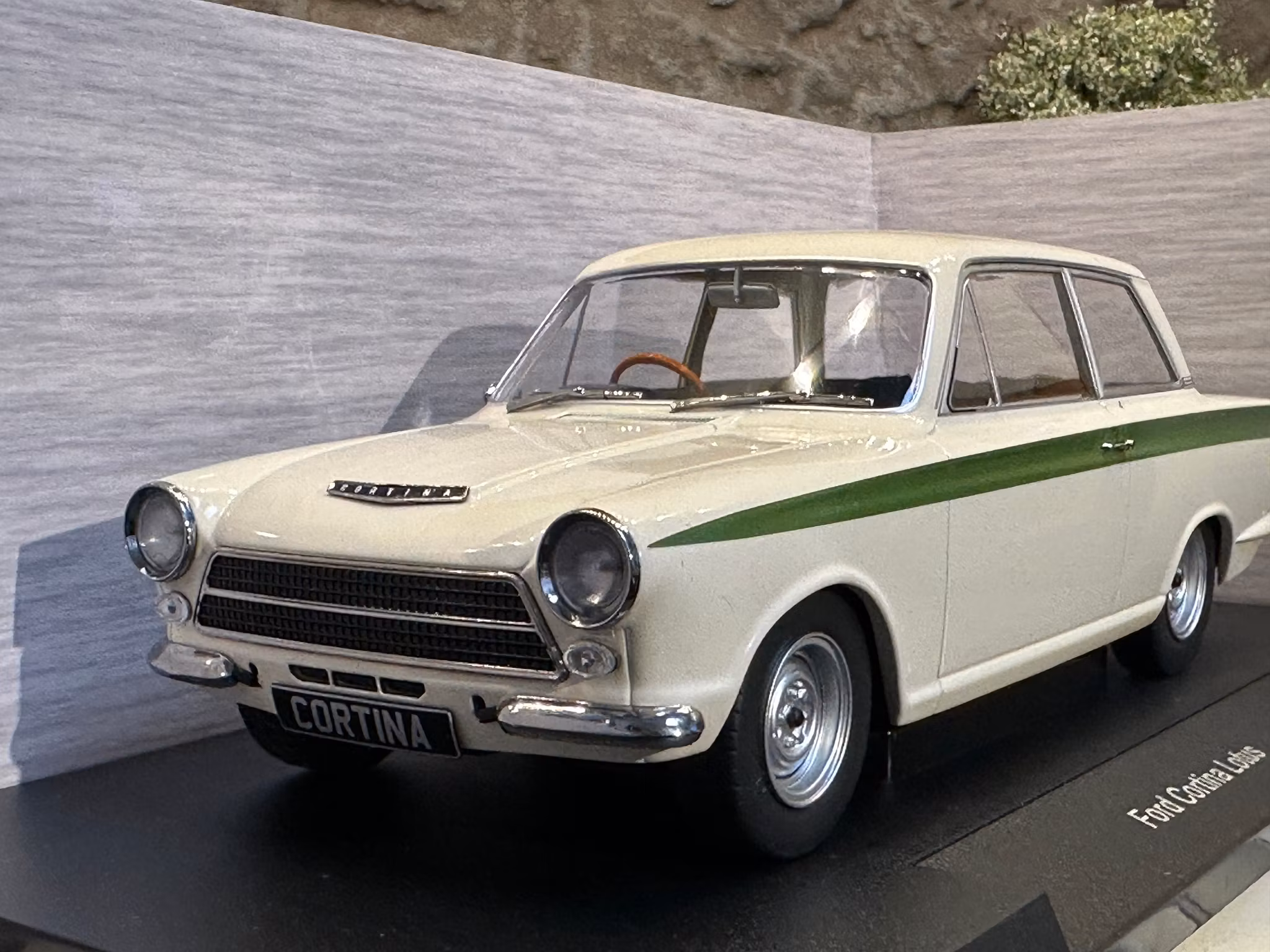 Skala 1/18 Ford Cortina Lotus White/green fr MCG/Model Car Group