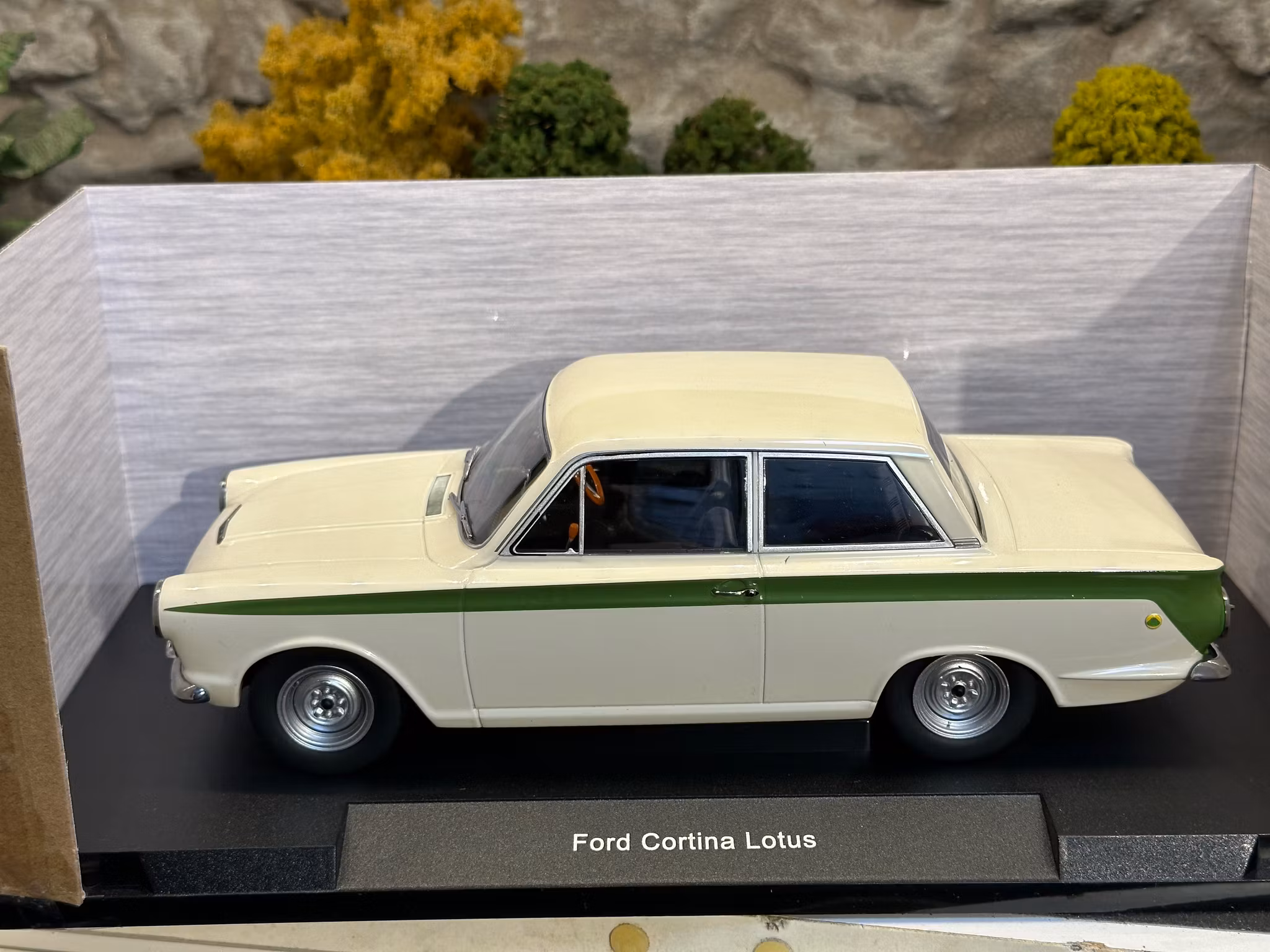 Skala 1/18 Ford Cortina Lotus White/green fr MCG/Model Car Group