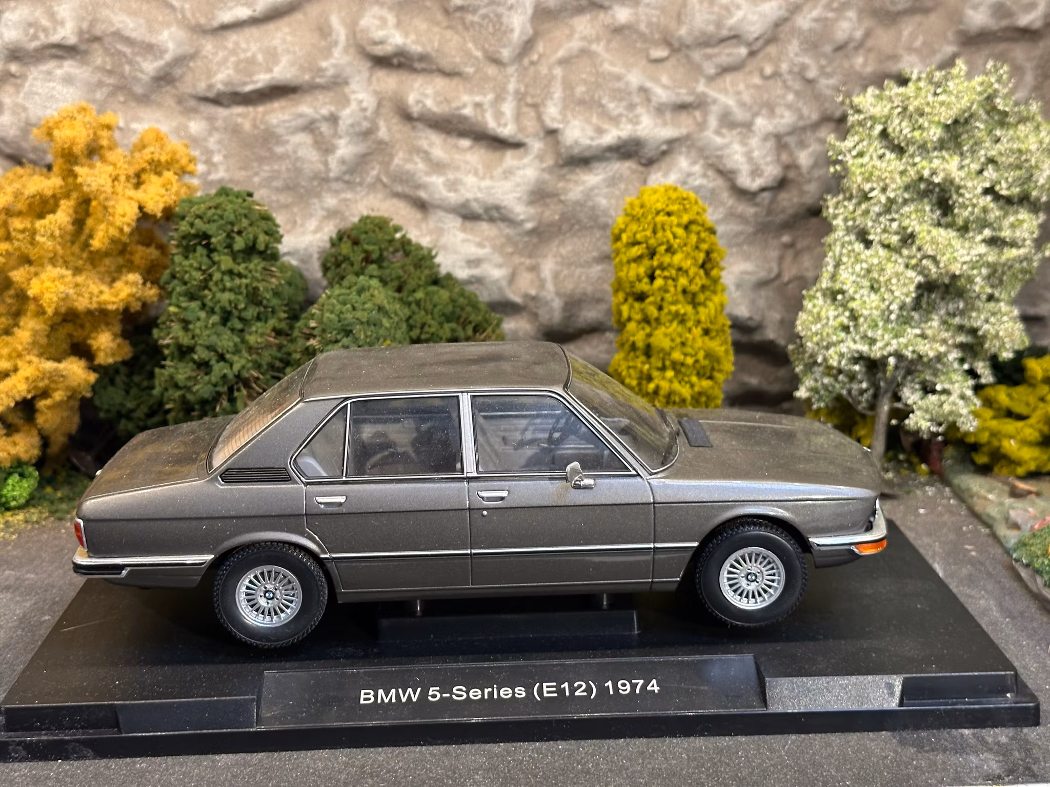 Skala 1/18 BMW 5-series (E12) 1974 fr MCG Model car Group