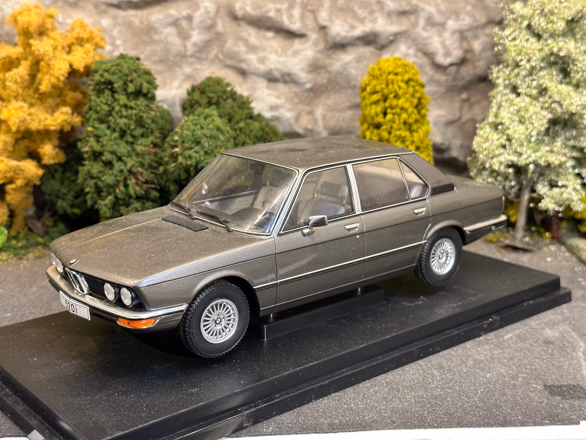 Skala 1/18 BMW 5-series (E12) 1974 fr MCG Model car Group