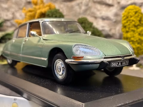 Skala 1/18 Citroën DS 23 Pallas, Light green metallic fr Norev Collection
