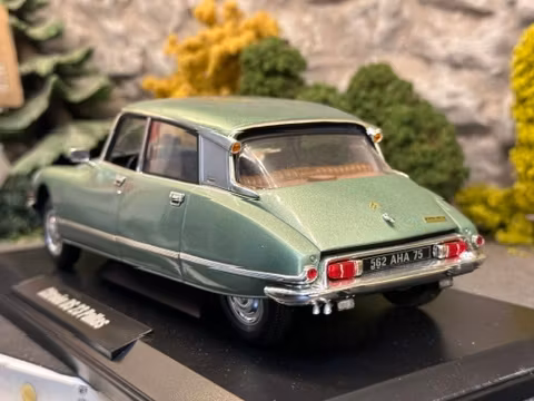 Skala 1/18 Citroën DS 23 Pallas, Light green metallic fr Norev Collection