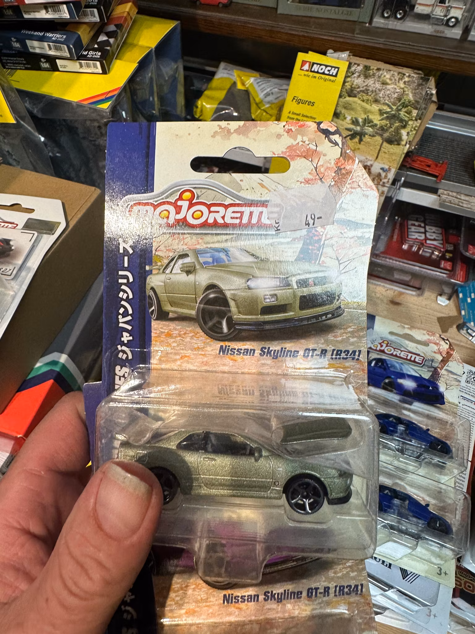 Skala 1/64 Nissan Skyline GT-R (R34) Champagne coloured fr Majorette