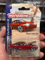 Skala 1/64 Nissan Cefiro A31, Red fr Majorette