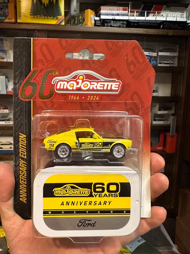 Skala 1/64 fr Majorette 60th anniversary - Ford Mustang, Gul