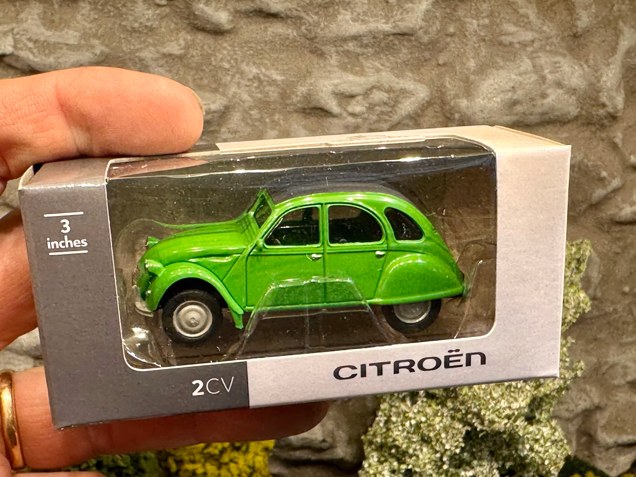 Skala 1/64 Citroen 2CV, green w black top från NOREV