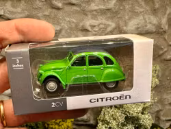 Skala 1/64 Citroen 2CV, green w black top från NOREV