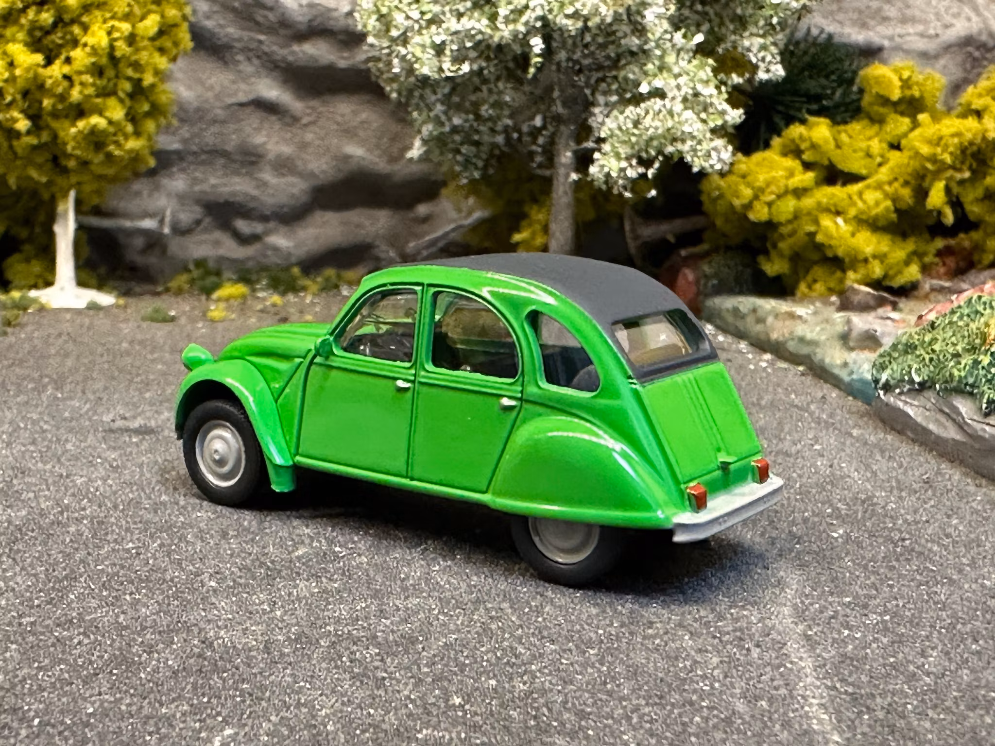 Skala 1/64 Citroen 2CV, green w black top från NOREV
