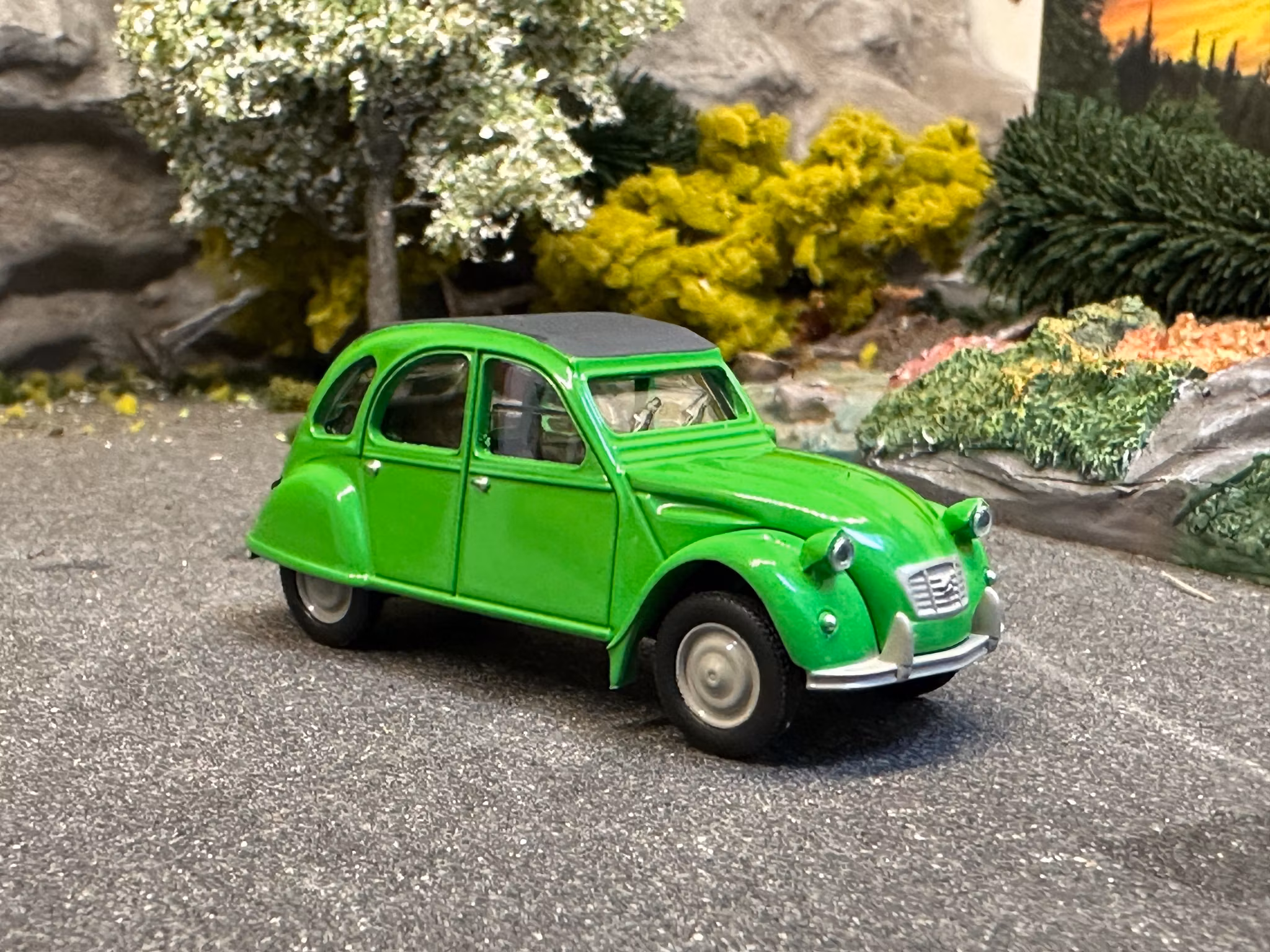 Skala 1/64 Citroen 2CV, green w black top från NOREV