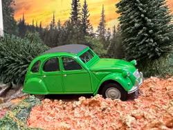Skala 1/64 Citroen 2CV, green w black top från NOREV