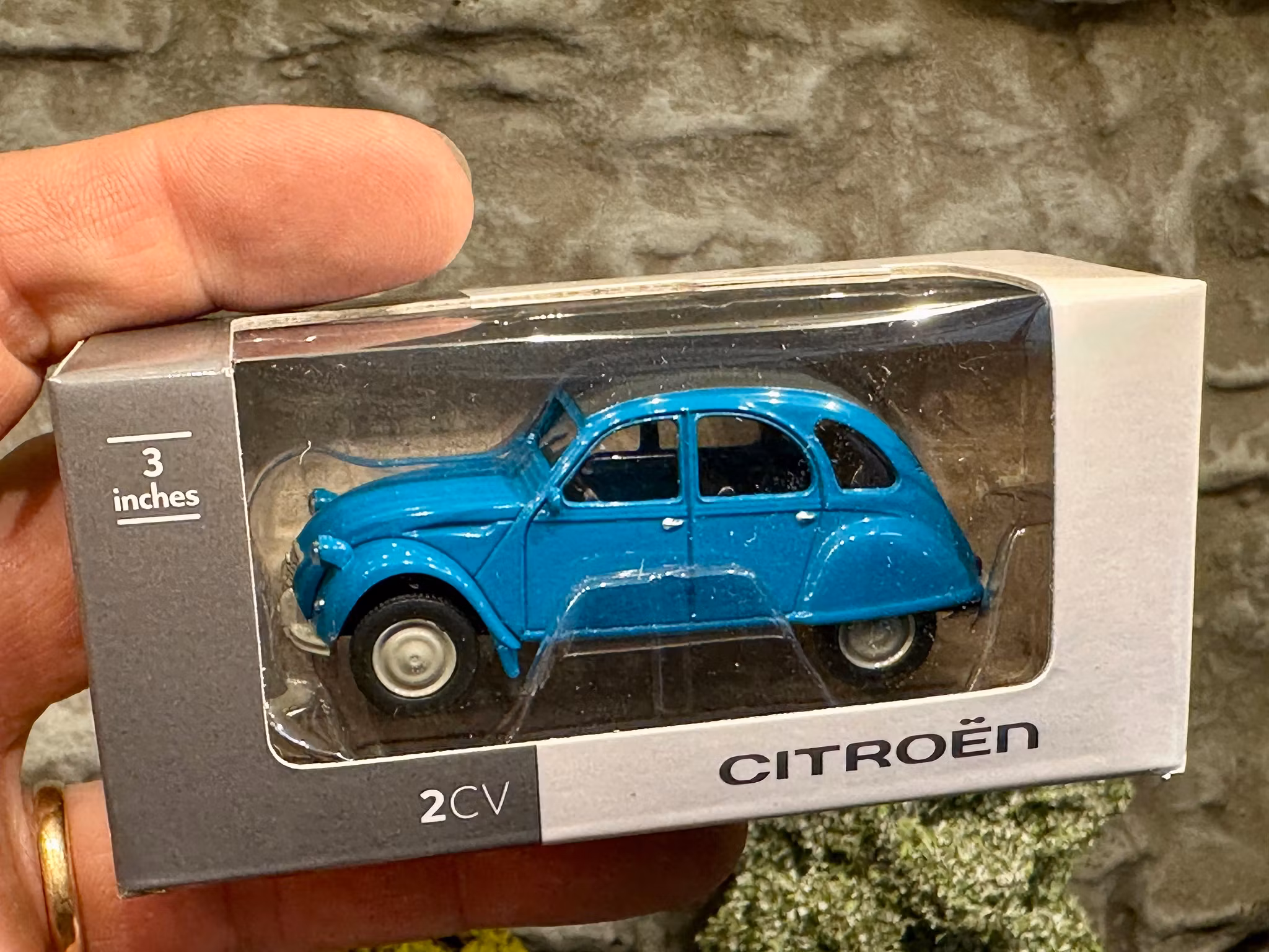 Skala 1/64 Citroen 2CV, blue w black top från NOREV
