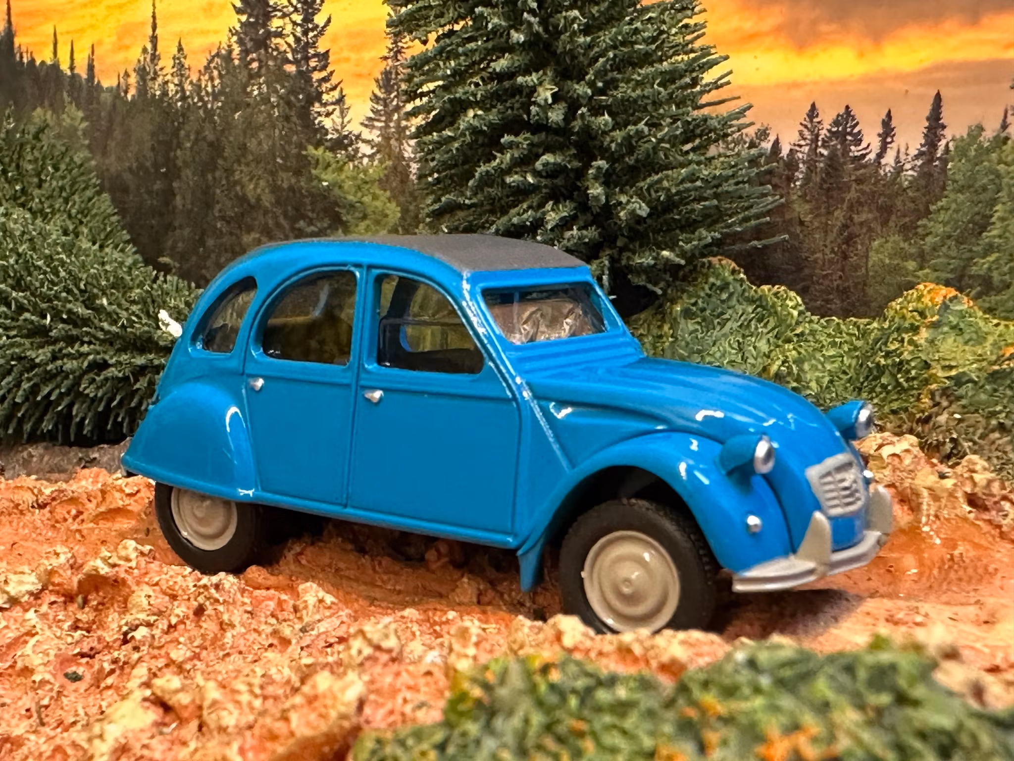 Skala 1/64 Citroen 2CV, blue w black top från NOREV