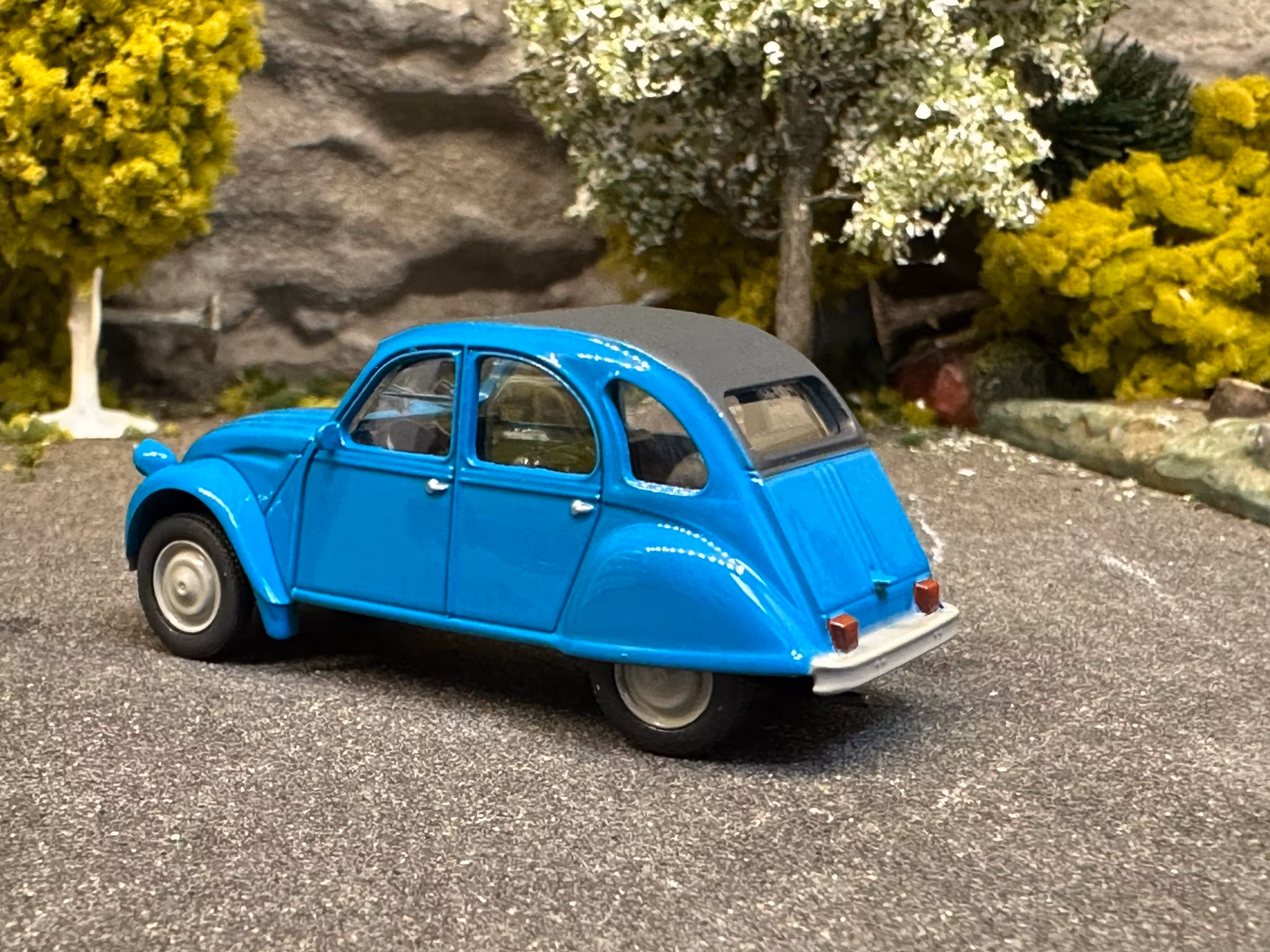 Skala 1/64 Citroen 2CV, blue w black top från NOREV