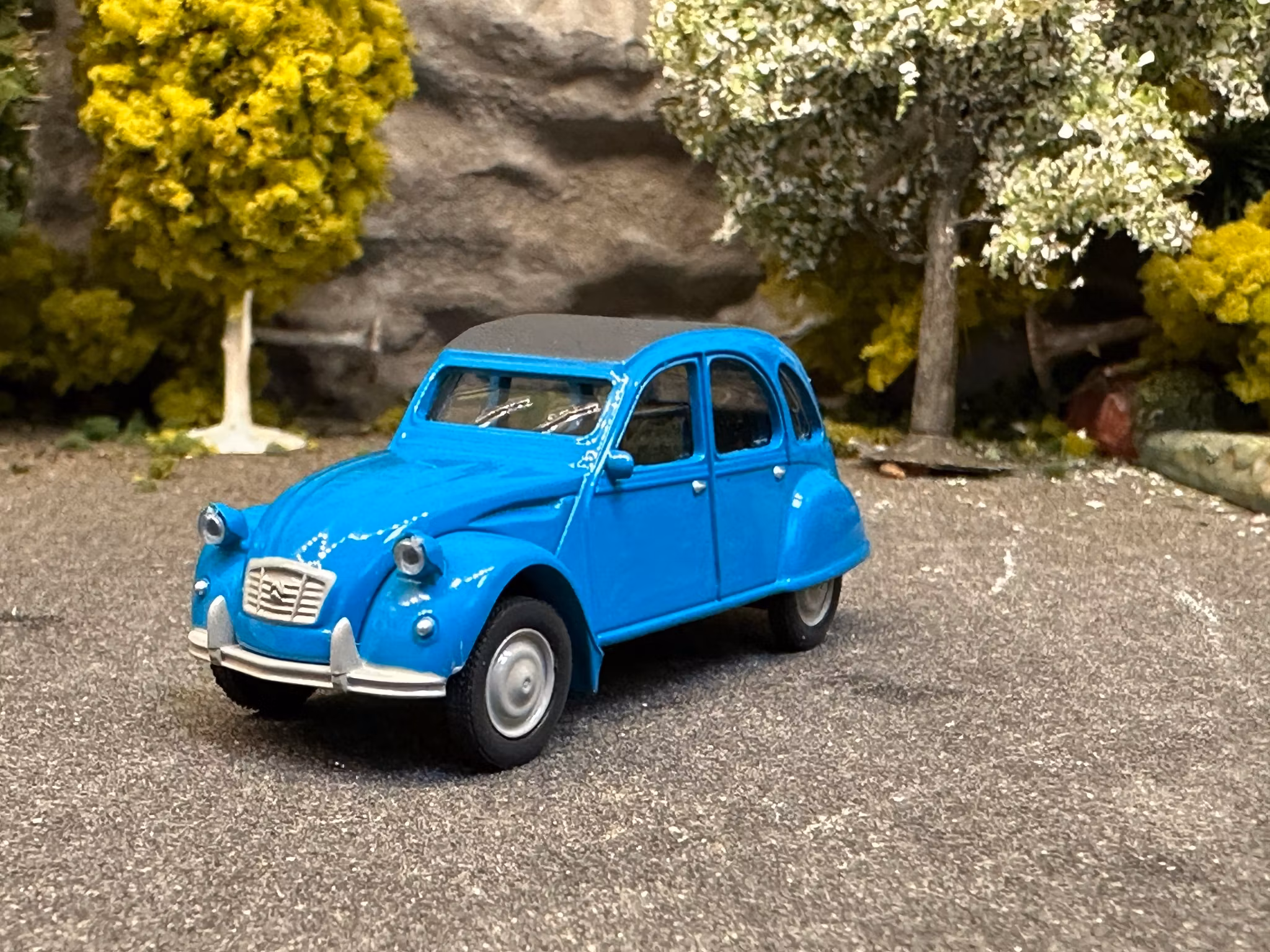 Skala 1/64 Citroen 2CV, blue w black top från NOREV