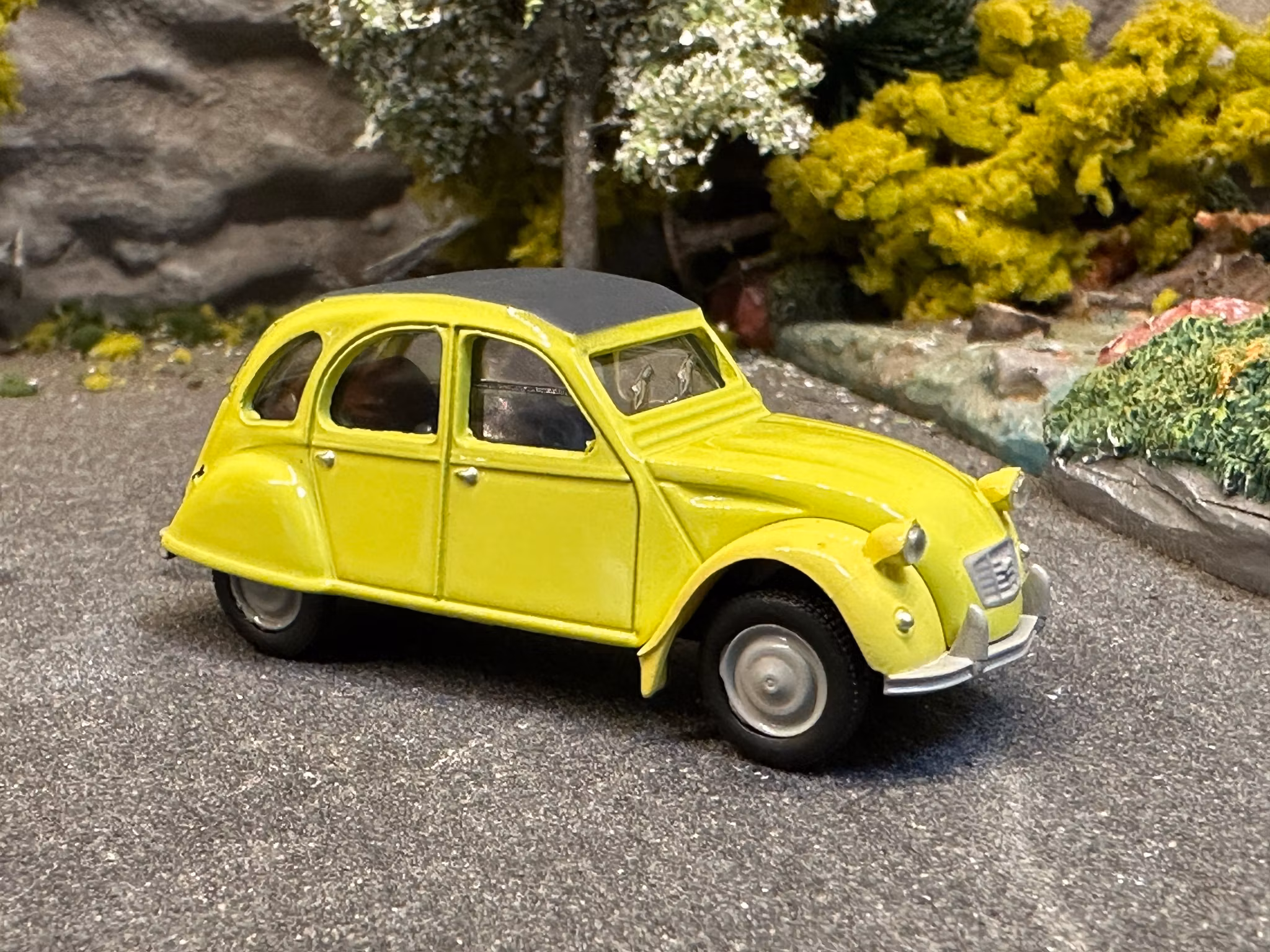 Skala 1/64 Citroen 2CV, yellow w black top från NOREV
