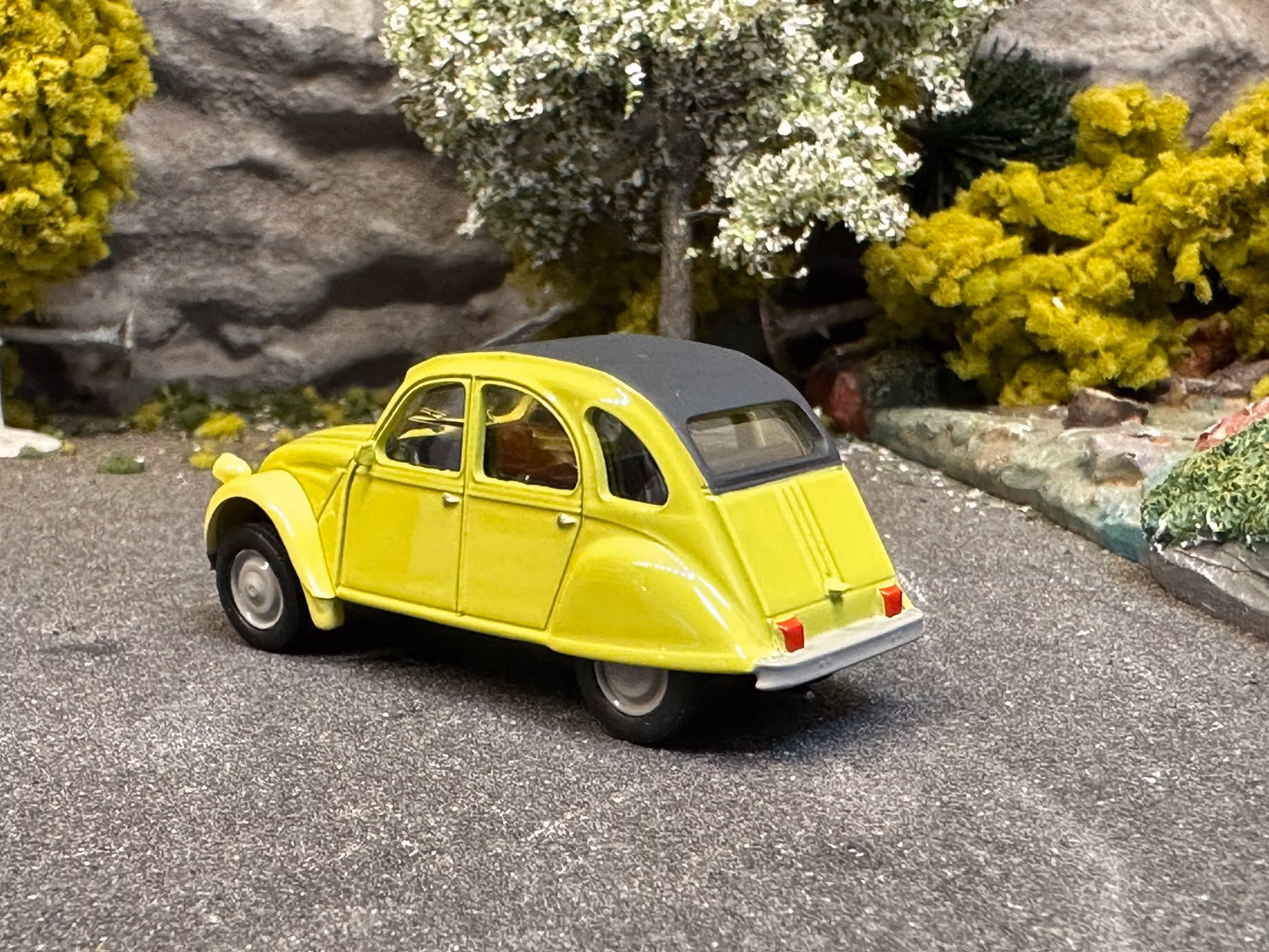 Skala 1/64 Citroen 2CV, yellow w black top från NOREV