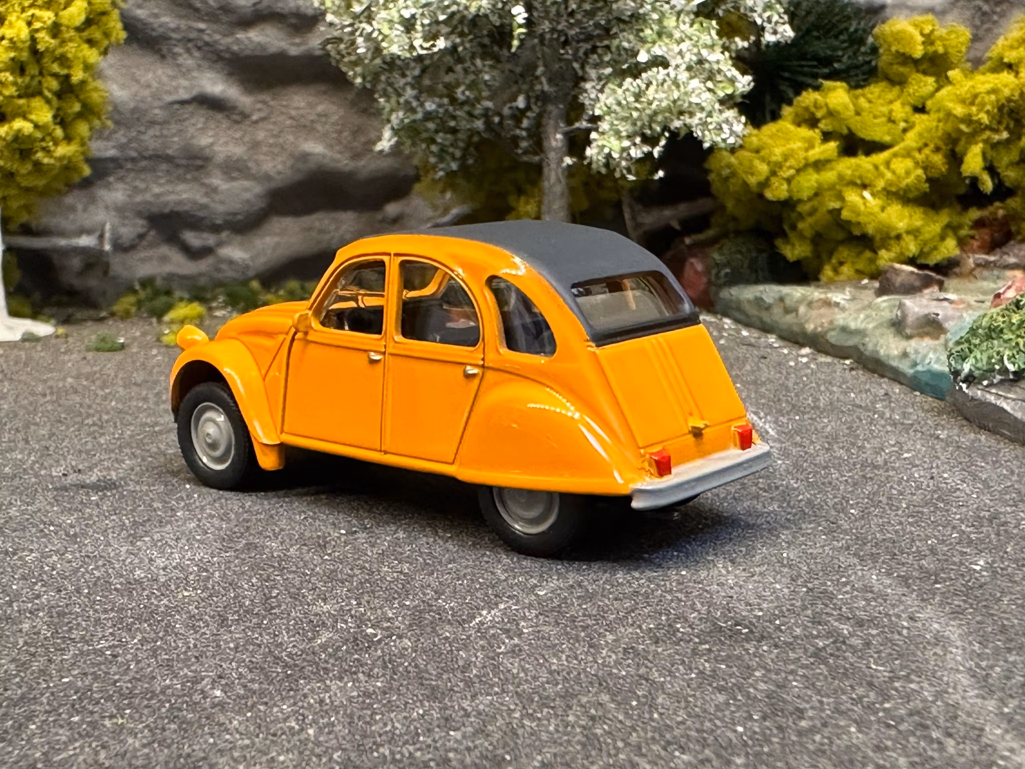 Skala 1/64 Citroen 2CV, orange w black top från NOREV