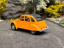 Skala 1/64 Citroen 2CV, orange w black top från NOREV