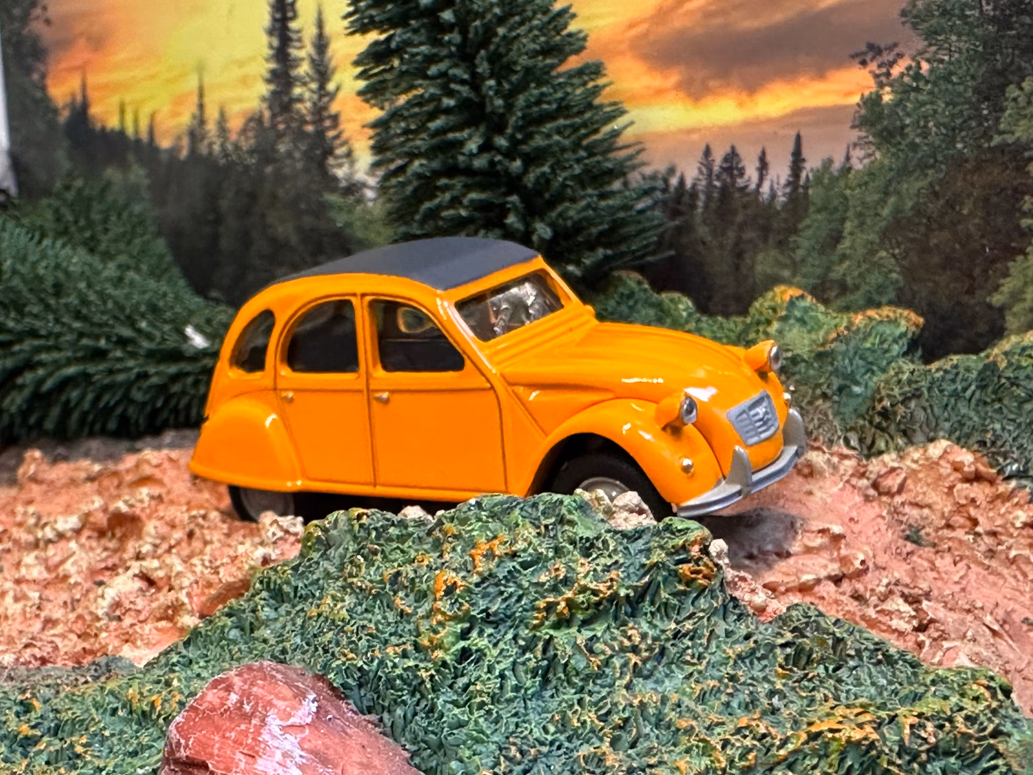 Skala 1/64 Citroen 2CV, orange w black top från NOREV