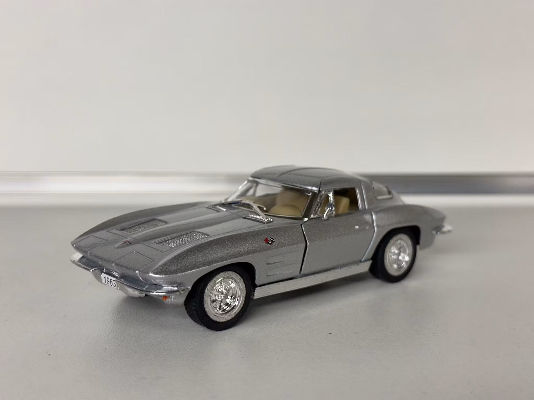 Skala 1/34 Chevrolet Corvette, Silver / white fr Kinsmart