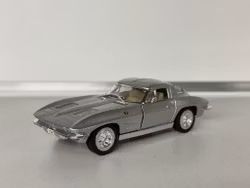 Skala 1/34 Chevrolet Corvette, Silver / white fr Kinsmart