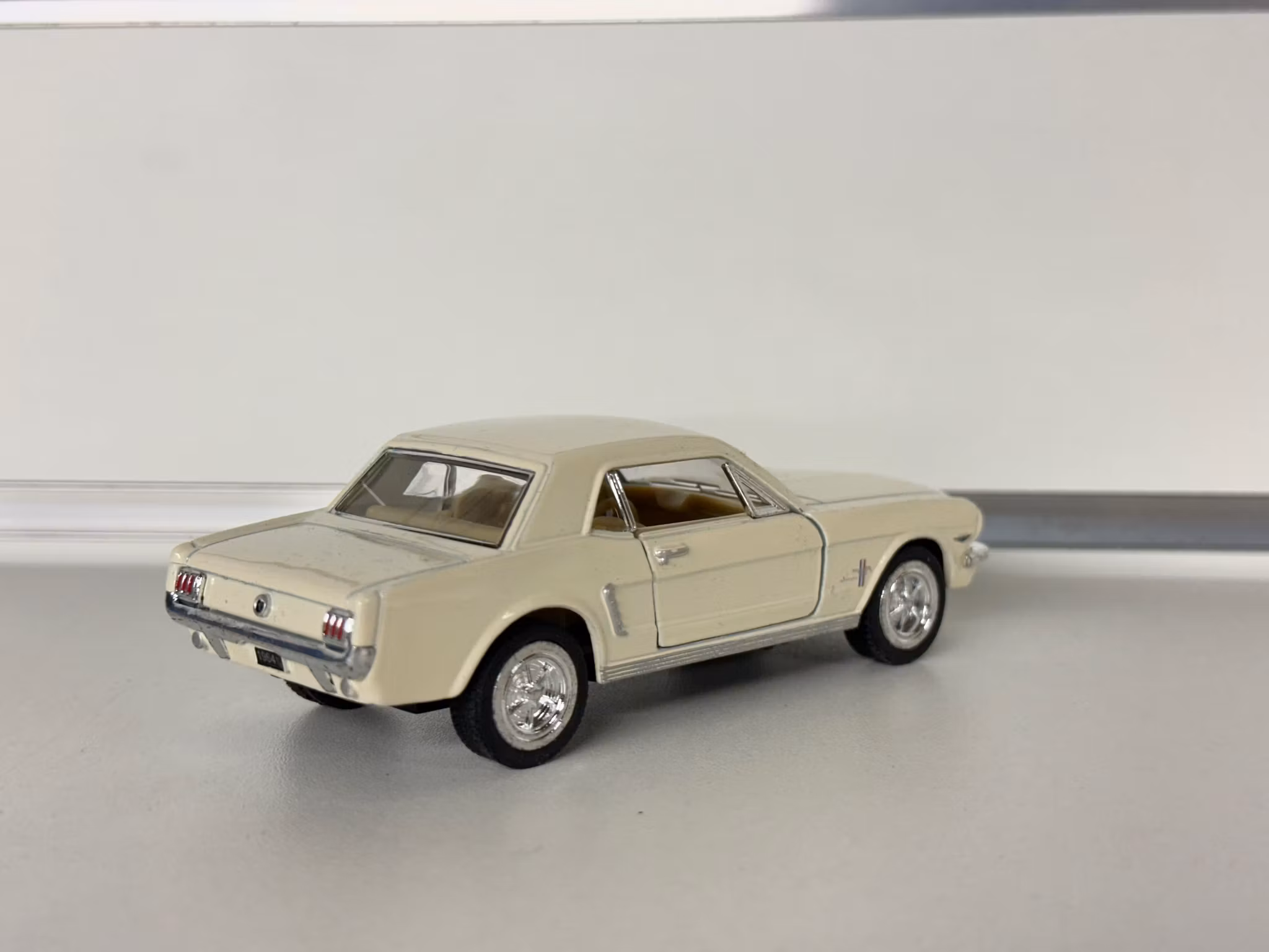Skala 1/34 Ford Mustang, Creme white / white fr Kinsmart