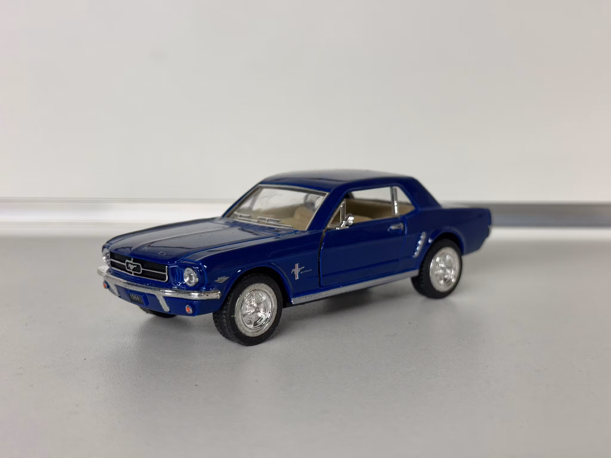 Skala 1/34 Ford Mustang, Dark blue fr Kinsmart