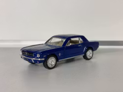 Skala 1/34 Ford Mustang, Dark blue fr Kinsmart