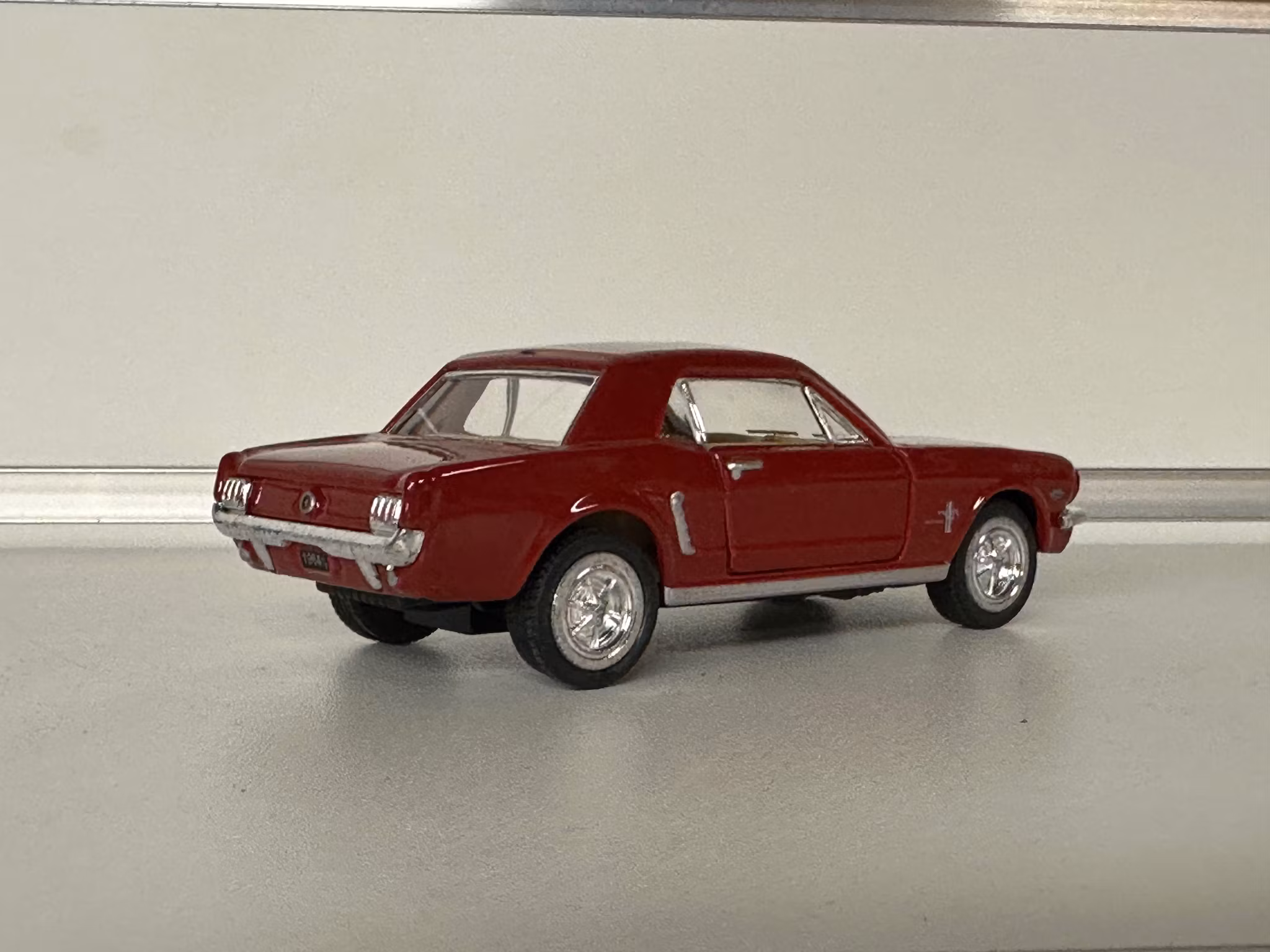 Skala 1/34 Ford Mustang, Dark red fr Kinsmart