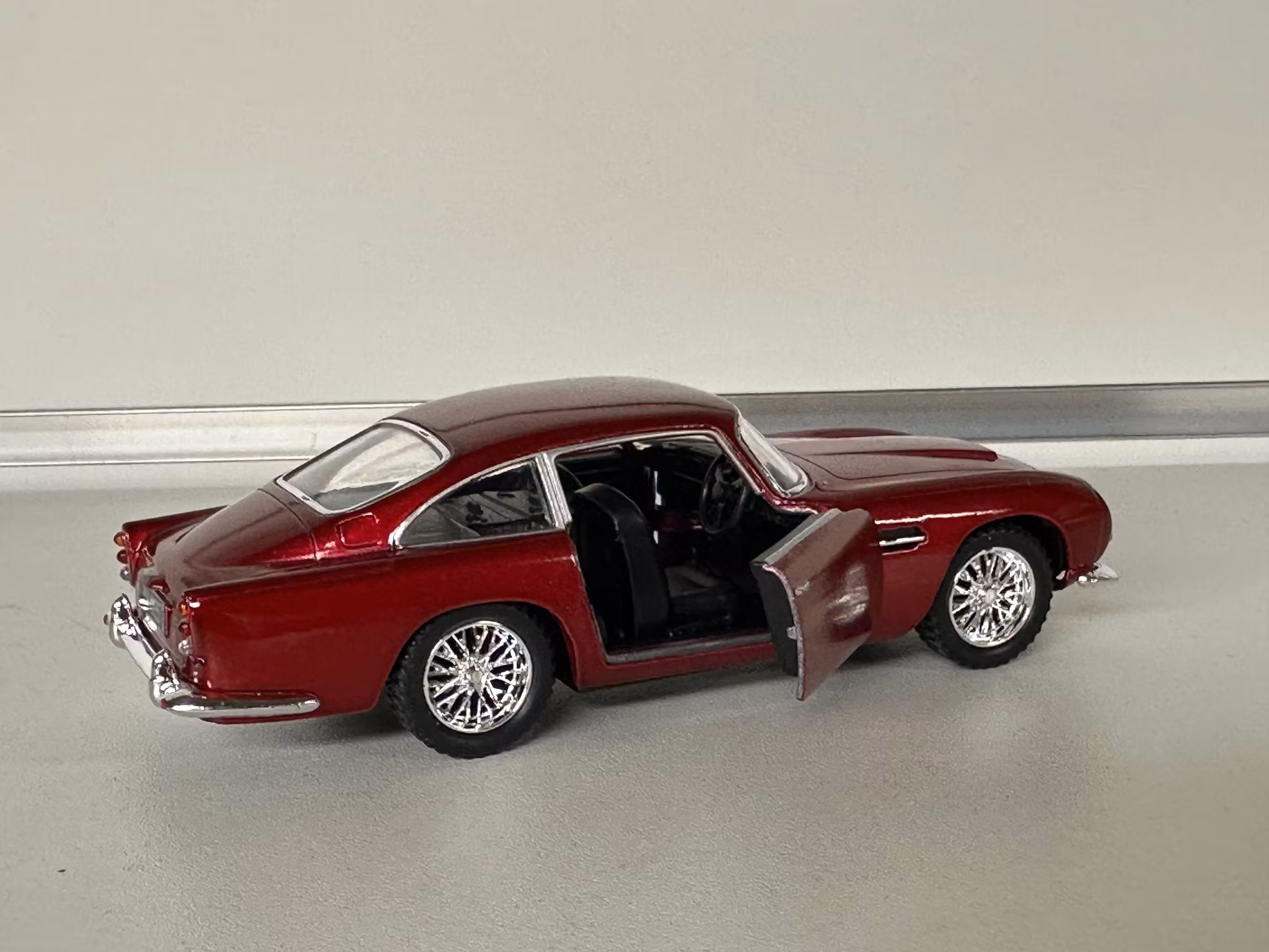 Skala 1/38 Aston Martin DB5, Dark red fr Kinsmart