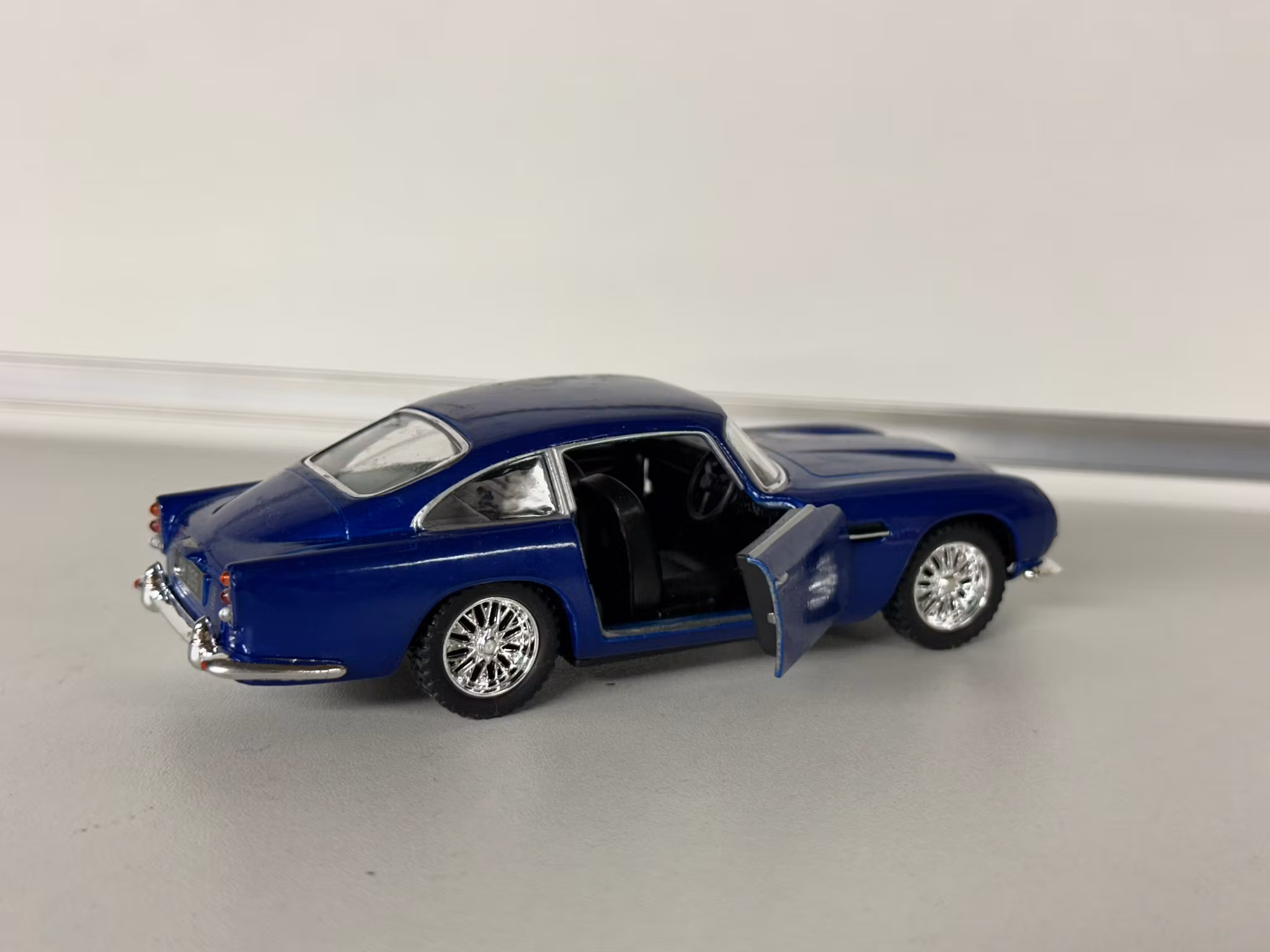 Skala 1/38 Aston Martin DB5, blue fr Kinsmart