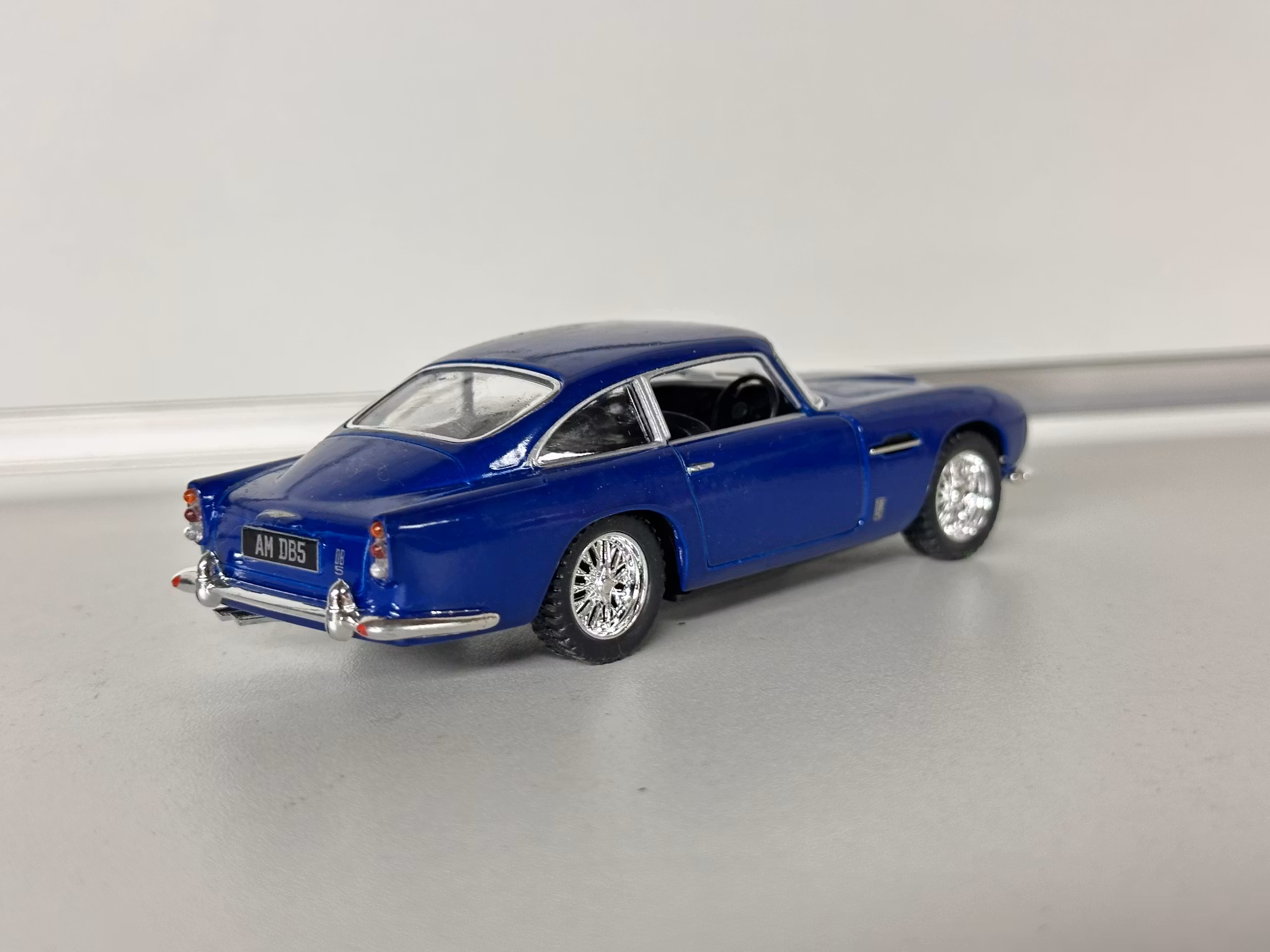 Skala 1/38 Aston Martin DB5, blue fr Kinsmart