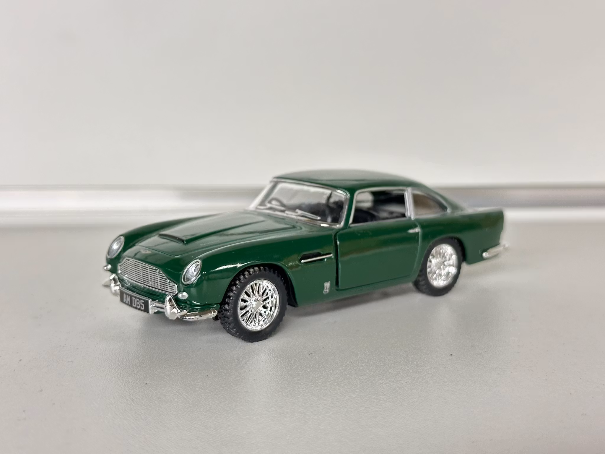 Skala 1/38 Aston Martin DB5, green fr Kinsmart