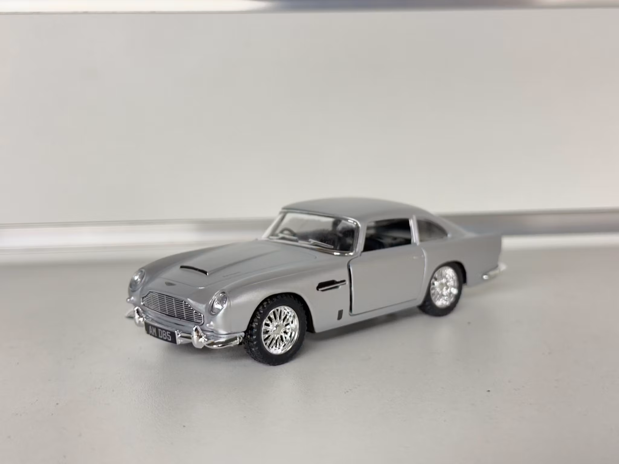 Skala 1/38 Aston Martin DB5, silver fr Kinsmart