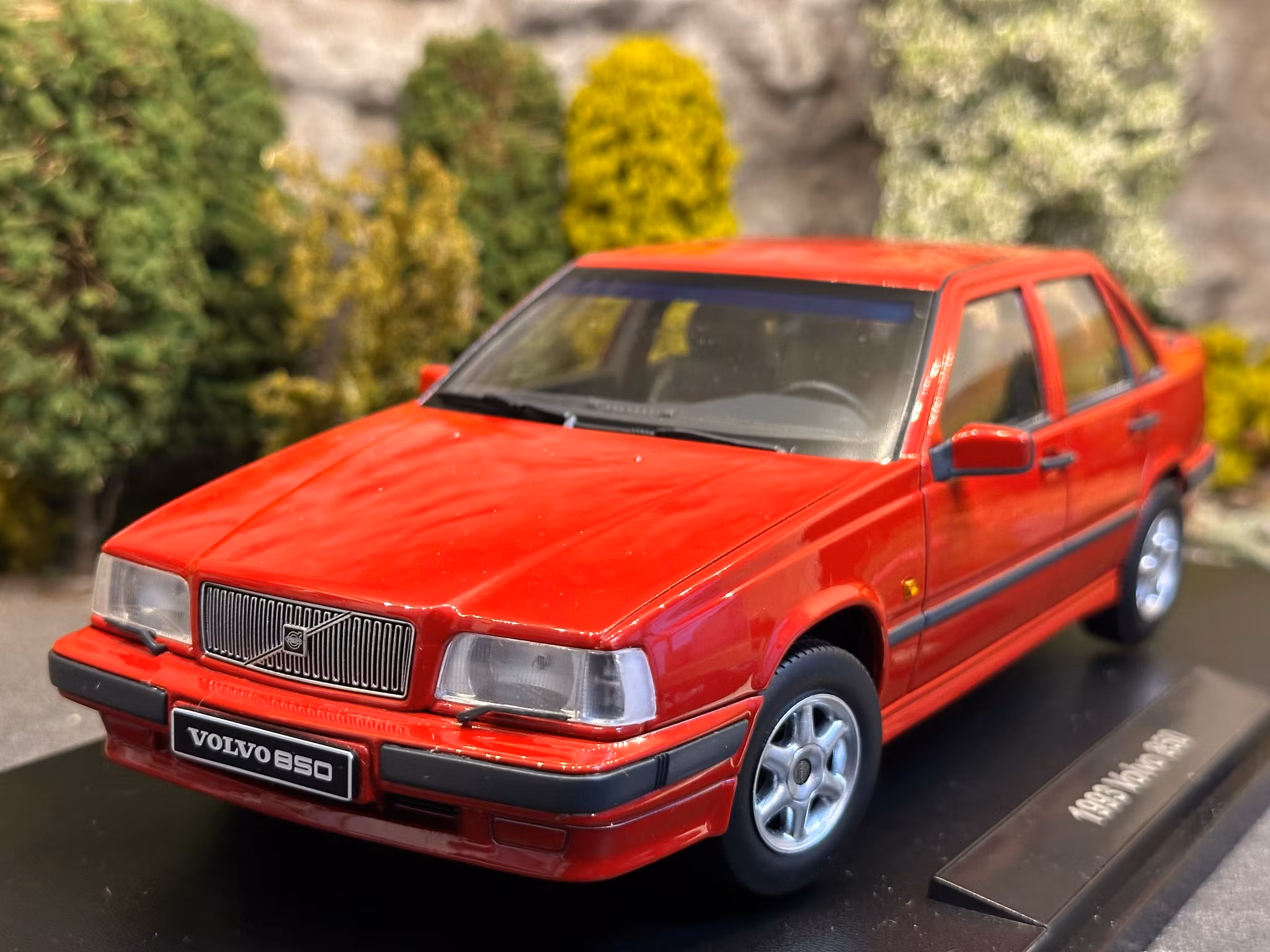 Skala 1/18 Volvo 850 (1993), red Triple9 Collection
