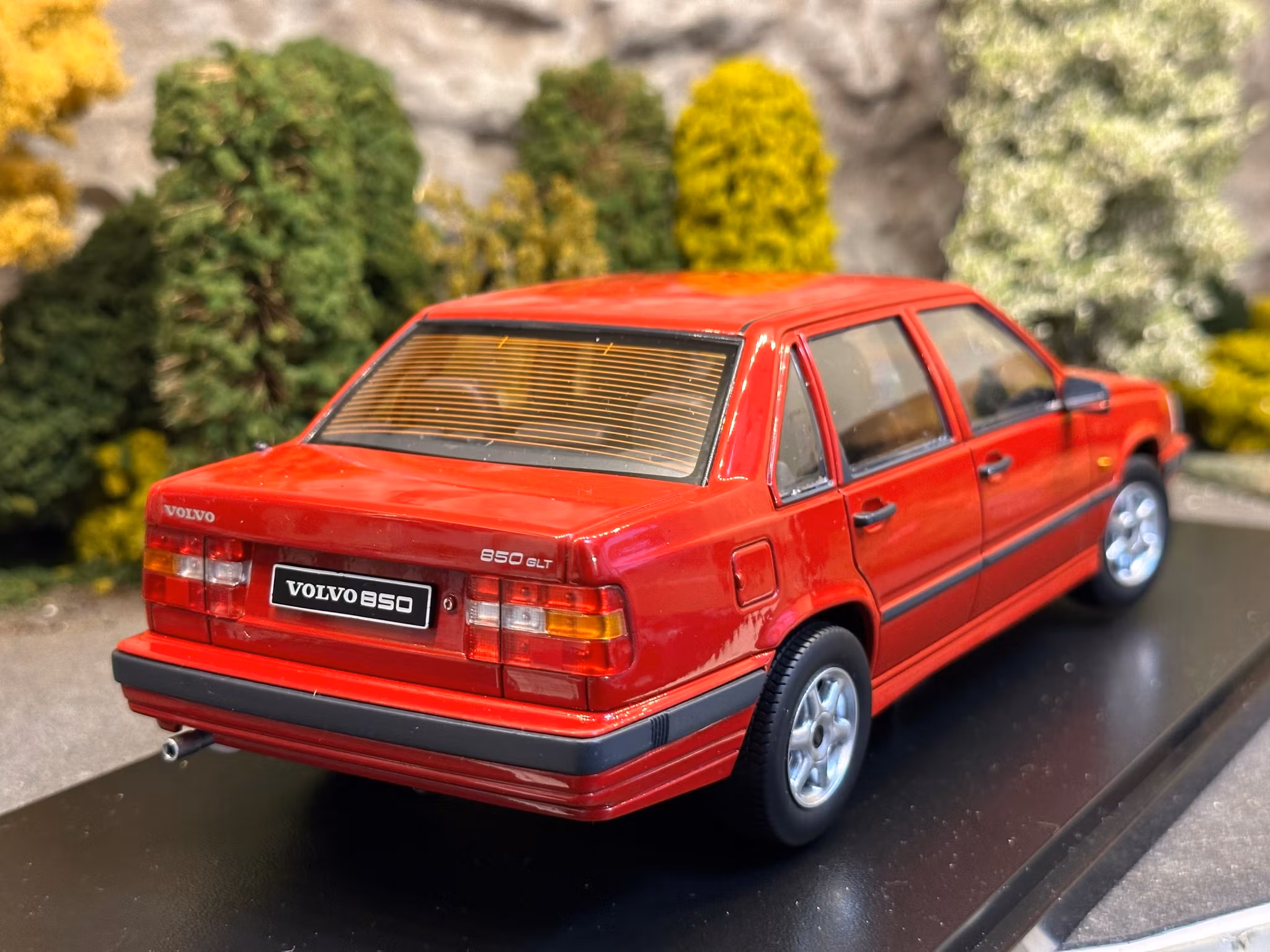 Skala 1/18 Volvo 850 (1993), red Triple9 Collection
