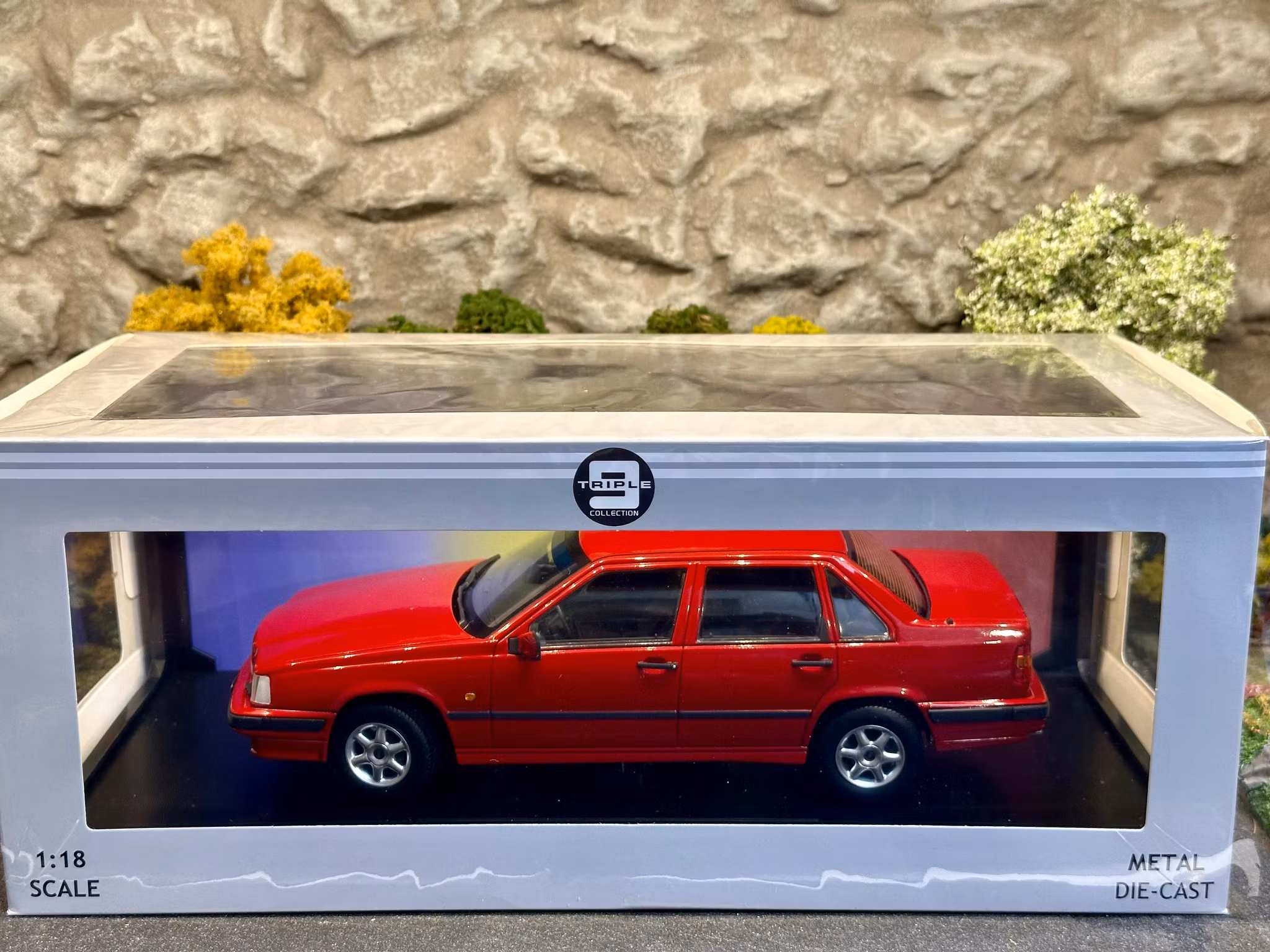 Skala 1/18 Volvo 850 (1993), red Triple9 Collection