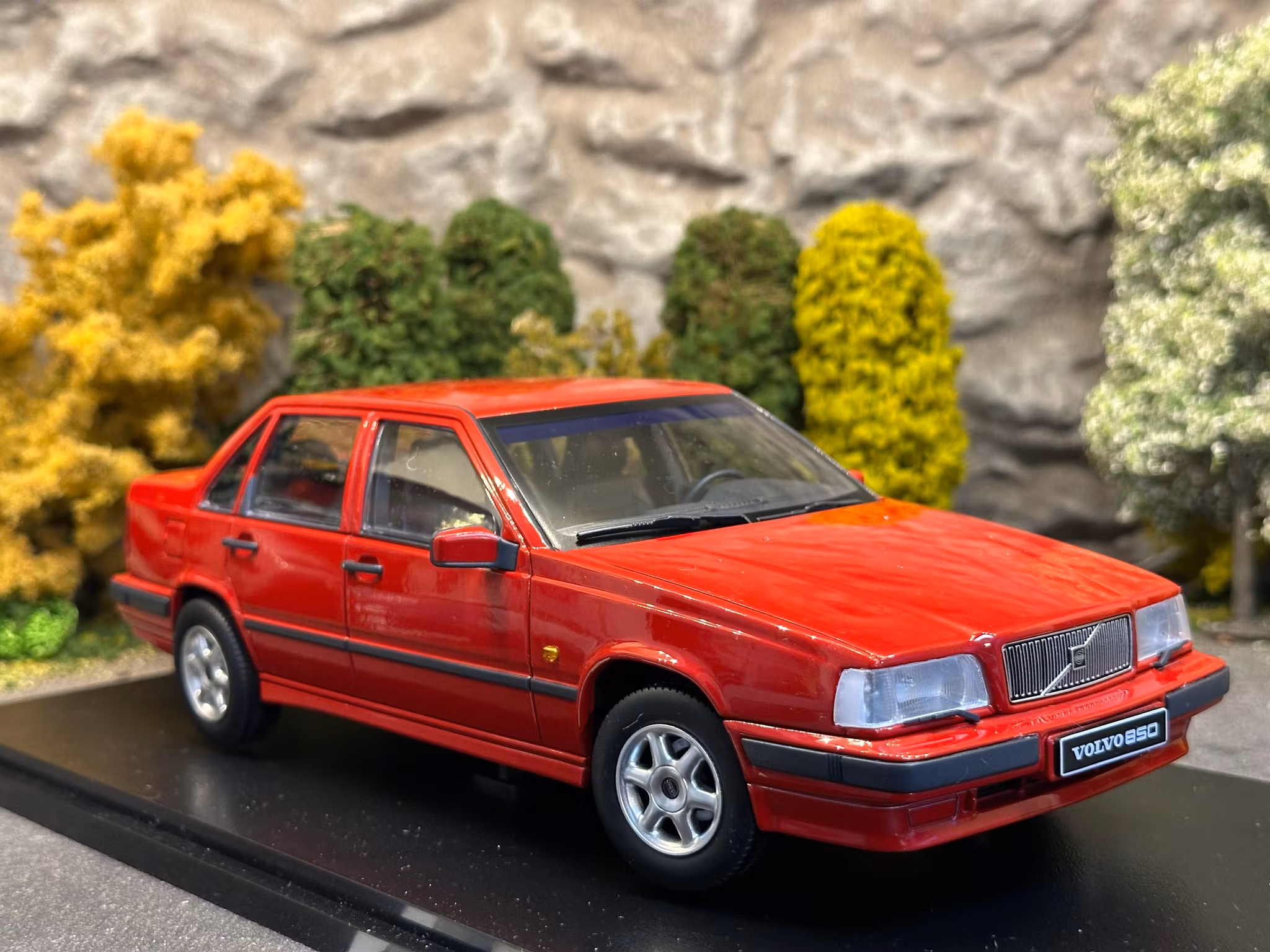 Skala 1/18 Volvo 850 (1993), red Triple9 Collection