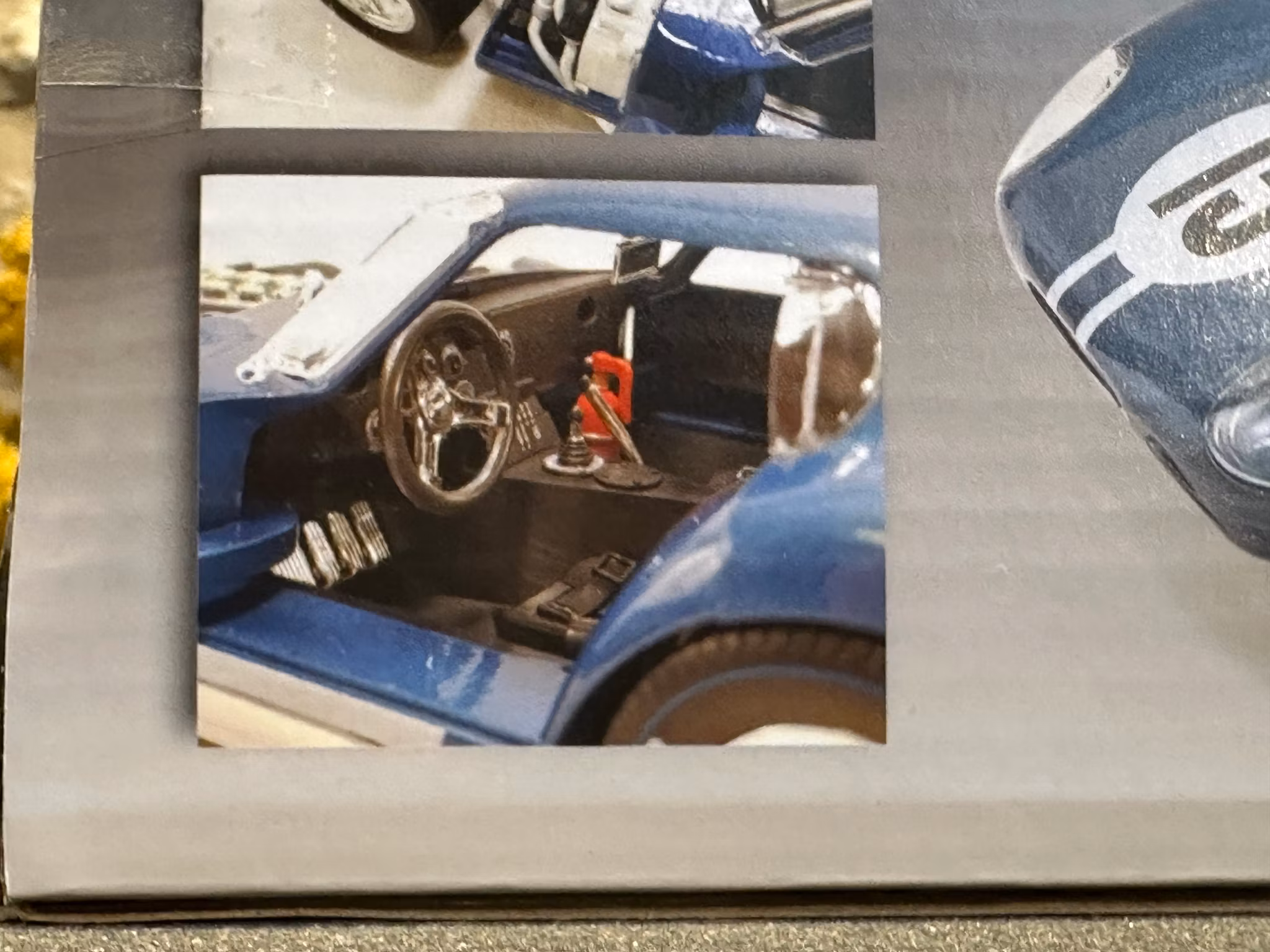 Skala 1/18 1964 Shelby Daytona coupe #15 "Dan Gurney for president" blue/white fr Acme