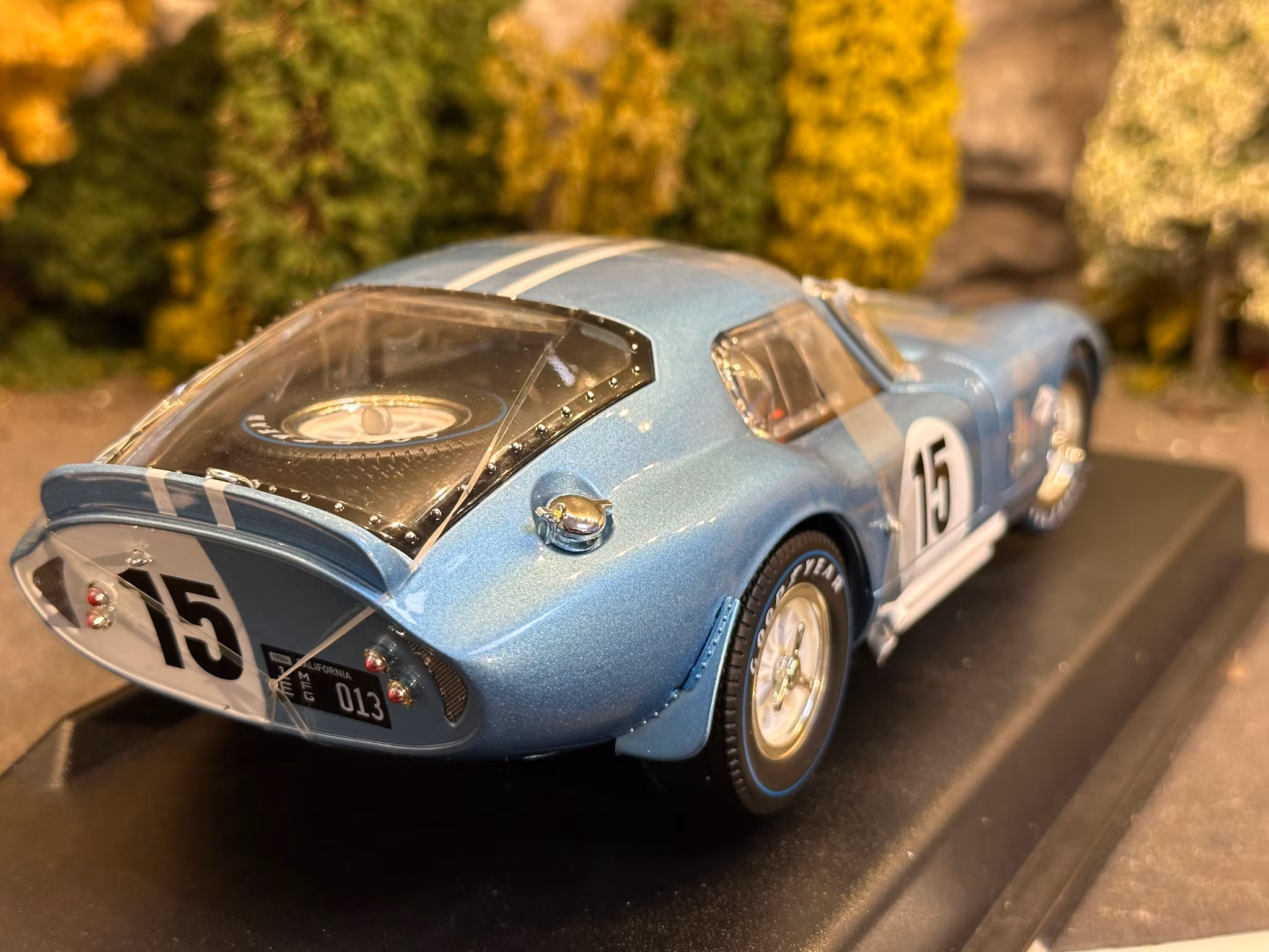 Skala 1/18 1964 Shelby Daytona coupe #15 "Dan Gurney for president" blue/white fr Acme