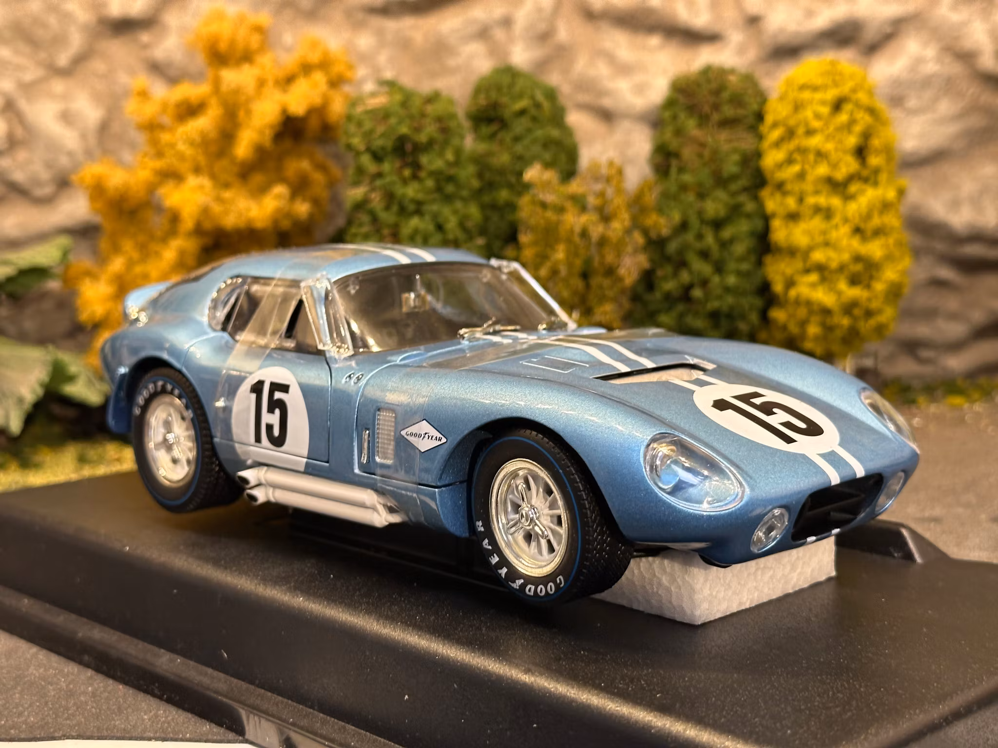 Skala 1/18 1964 Shelby Daytona coupe #15 "Dan Gurney for president" blue/white fr Acme