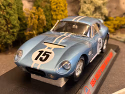 Skala 1/18 1964 Shelby Daytona coupe #15 "Dan Gurney for president" blue/white fr Acme