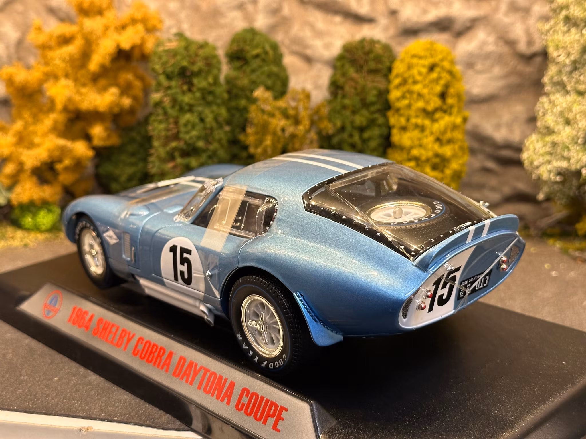 Skala 1/18 1964 Shelby Daytona coupe #15 "Dan Gurney for president" blue/white fr Acme