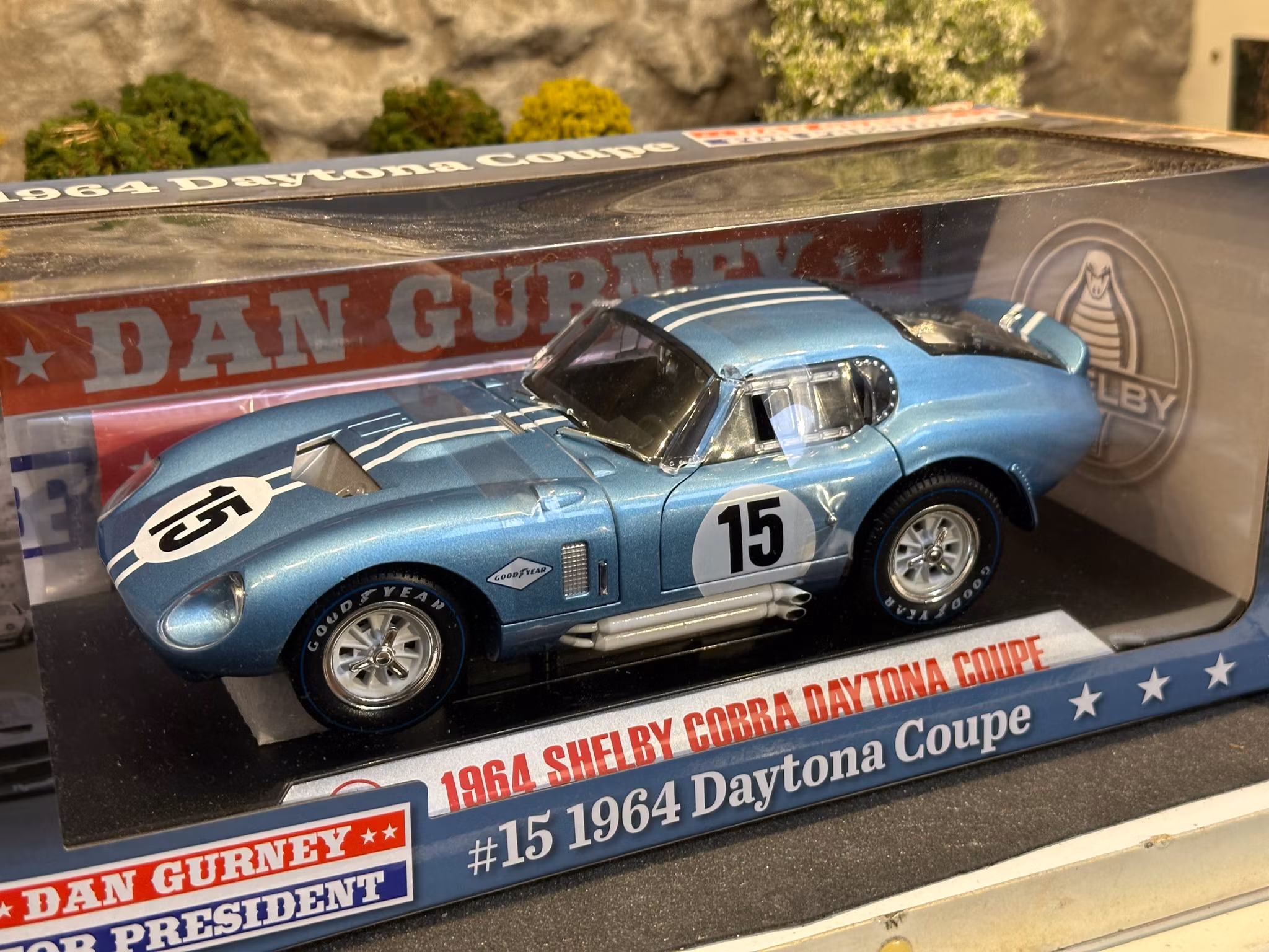 Skala 1/18 1964 Shelby Daytona coupe #15 "Dan Gurney for president" blue/white fr Acme