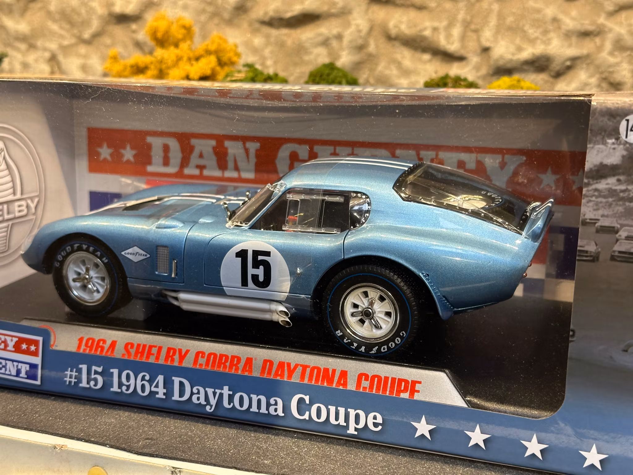 Skala 1/18 1964 Shelby Daytona coupe #15 "Dan Gurney for president" blue/white fr Acme