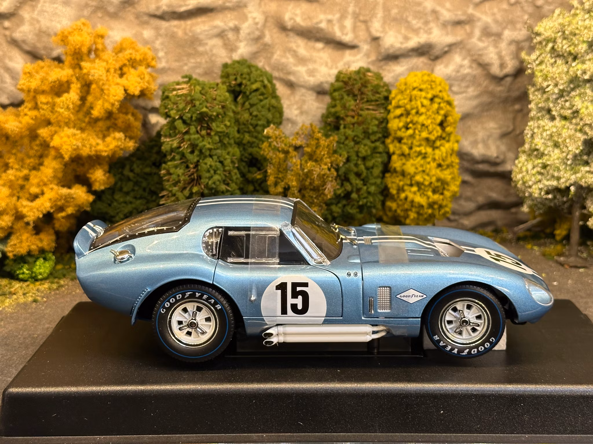 Skala 1/18 1964 Shelby Daytona coupe #15 "Dan Gurney for president" blue/white fr Acme
